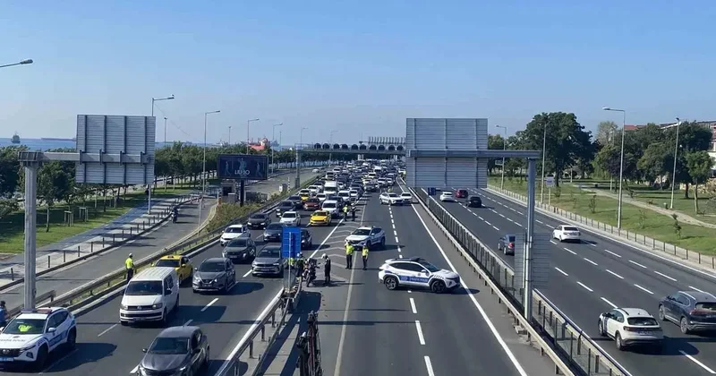 Zeytinburnu’nda panelvan araç alev alev yandı