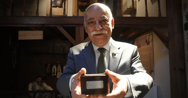 İlk kumbarasıyla başlayan koleksiyon tutkusu 65 yaşında sergiye dönüştü Kibrit kutusundan maskeye, hatıra pullardan kumbaralara ve telefon kartlarından kaleme bir ömür biriktirdi Erzurum Haberleri Habertürk Yerel Haberler