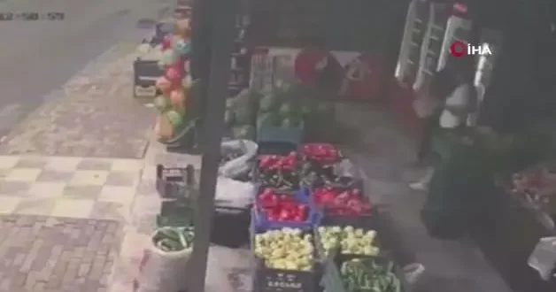 Kontrolden çıkan minibüs evin bahçesine uçtu: Dehşet anları kamerada