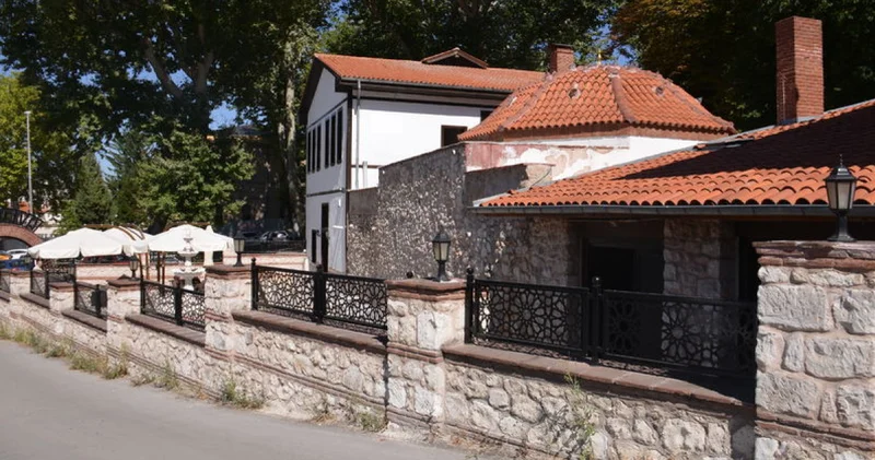 Kütahya da 650 yıllık tarihi hamam, yaz sıcaklarında doğal klima görevi görüyor