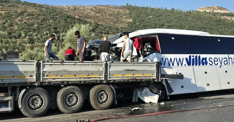 SON DAKİKA Muğla da tur otobüsü TIR a çarptı: Ölü ve yaralılar var!