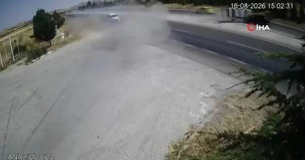 Yola fırlayan parça felaketi getirdi: 2 otomobil çarpıştı, 2 ölü