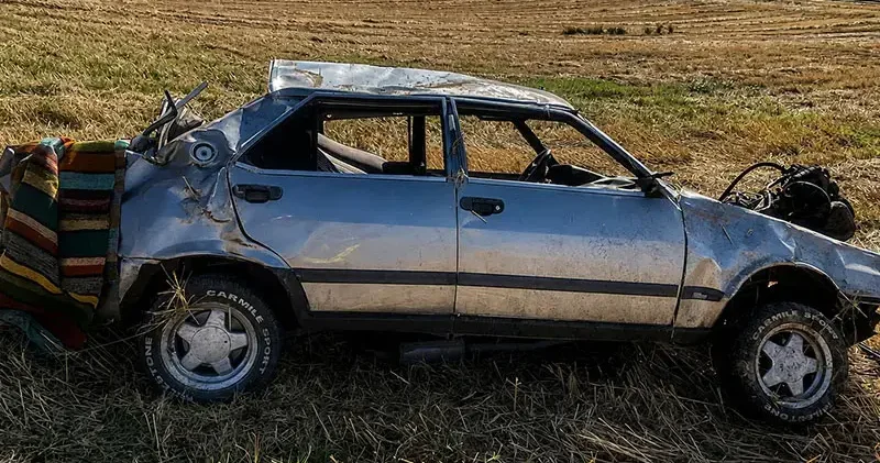 Otomobil yoldan çıkıp, 50 metre yükseklikten şarampole yuvarlandı; 1 yaralı