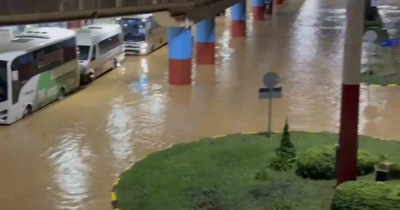 Trabzon da sağanak yolları su altında bıraktı, havalimanı otoparkı göle döndü