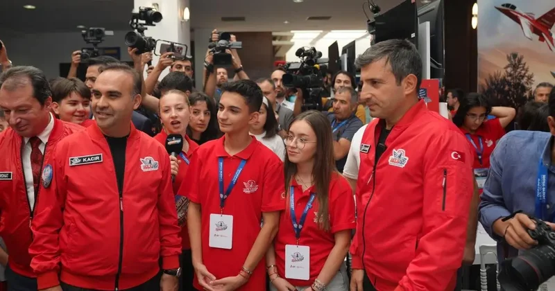 Bakan Kacır ile Selçuk Bayraktar, TEKNOFEST yarışma alanında öğrencilerle buluştu