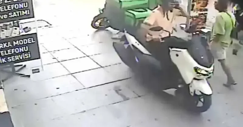 Bakırköy’de motokuryeye yumruklu saldırı kamerada; şikayetçi oldu