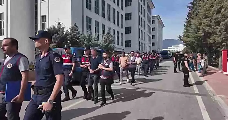 Adliyeye sevk edilen şüphelilere ailelerinden ibretlik tepki