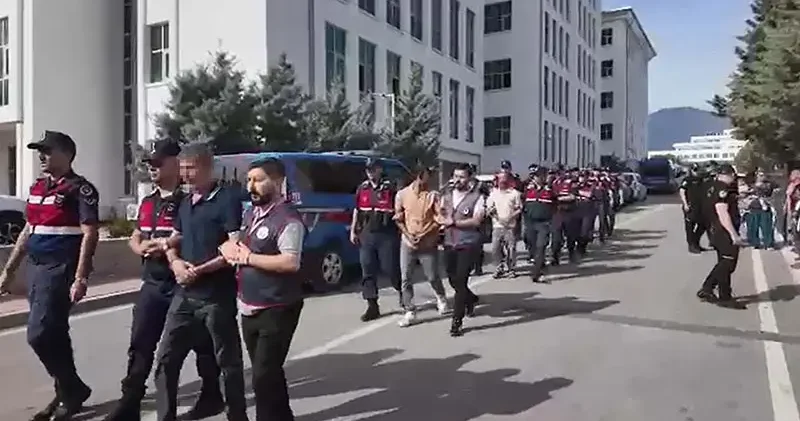 Hırsızlık şüphelilerine, adliyede yakınlarından tükürüklü tepki