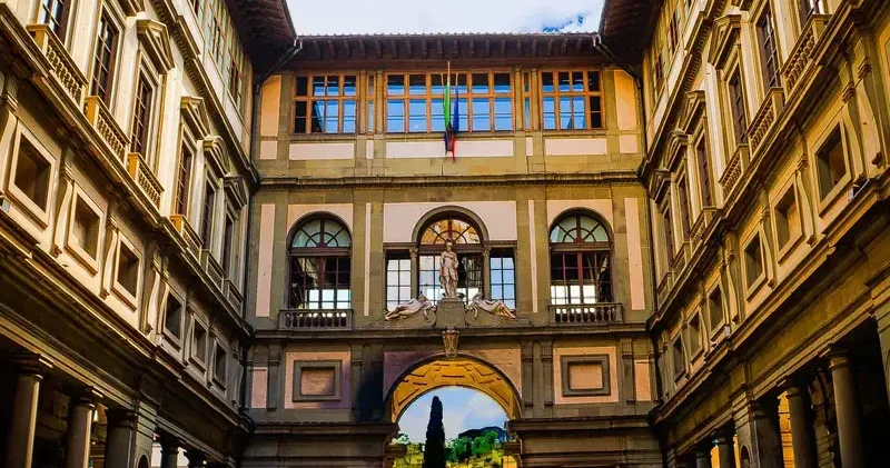 İtalya da şiddetli yağış nedeniyle Uffizi Galerisi ni su bastı
