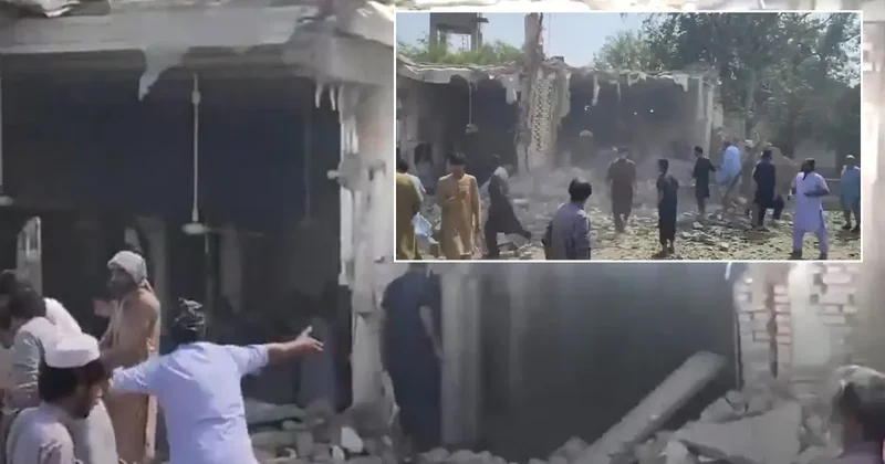 Pakistan da camide patlama! 15 ölü: 50 yaralı... Bölgeden ilk görüntüler geldi
