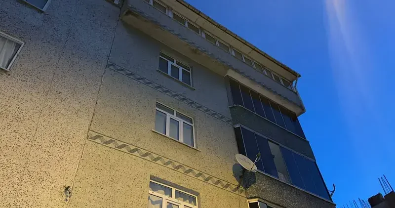 Sultangazi de kolonlarından ses gelen 5 er katlı 2 bina tahliye edildi