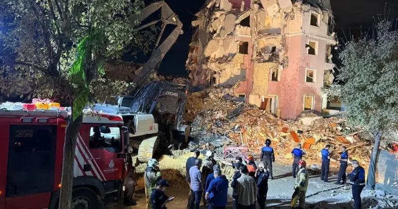 Küçükçekmece’de kentsel dönüşümdeki bina çöktü: 2 kişi yaralandı, enkazda arama çalışması sürüyor