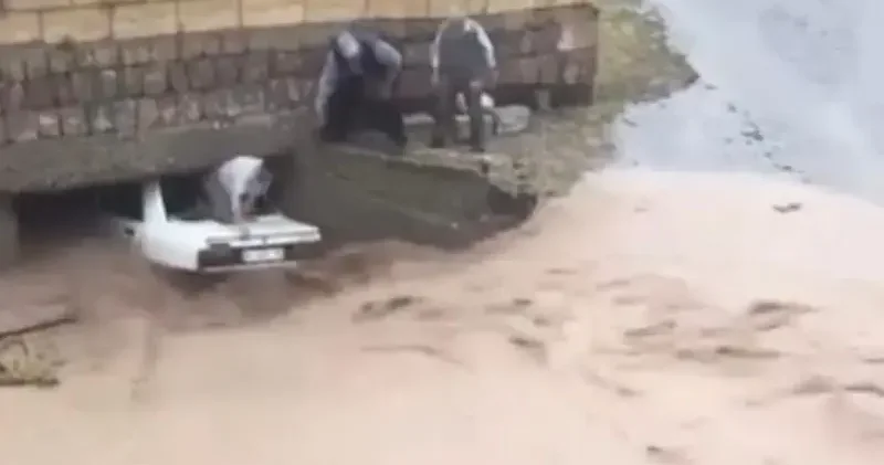Nevşehir’de sel sularına kapılan otomobildeki 3 kişi köylüler tarafından kurtarıldı