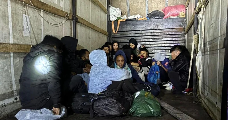 Tekirdağ Marmaraereğlisi nde 19 kaçak göçmen yakalandı, kamyonet sürücüsü tutuklandı