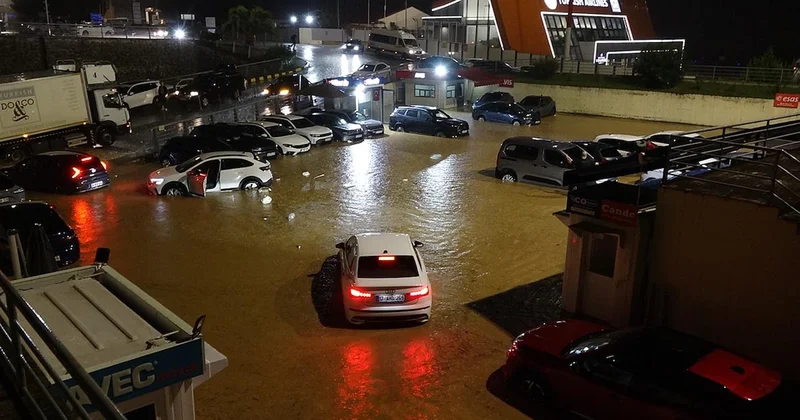 Trabzon’da sağanak hayatı felç etti: Cadde ve sokaklar göle döndü Sözcü Gazetesi