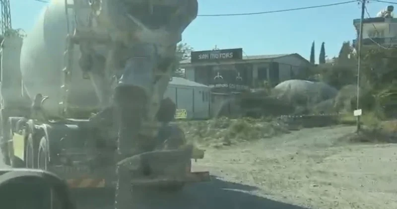 Hatay Samandağ’da yola beton dökerek ilerleyen mikserin sahibine ceza uygulandı