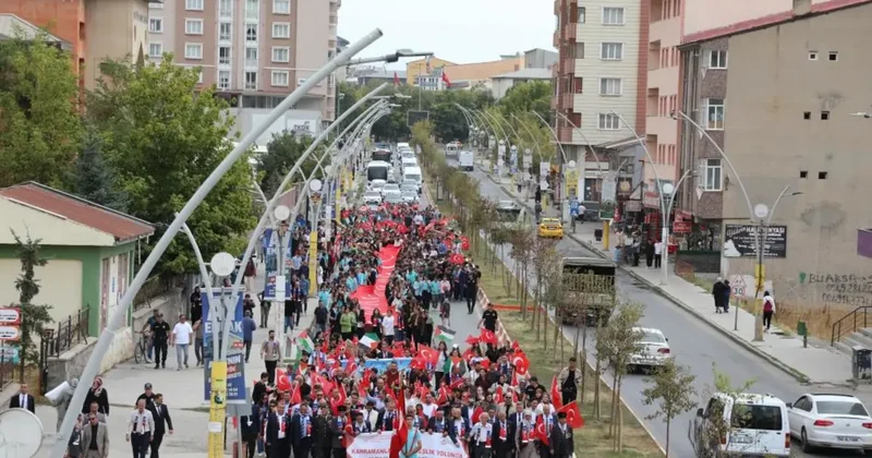 Ağrı da bin öğrenci Gazze için yürüdü, uçurtmalarını gökyüzüne bıraktı