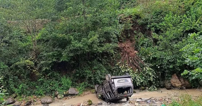 Kayganlaşan yolda kontrolden çıkan araç dereye uçtu; 3 ü ağır, 5 yaralı Sözcü Gazetesi