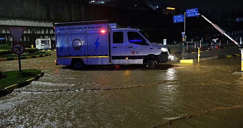 Trabzon sağanağa teslim oldu! Havalimanı yolunu su bastı, sahil yolunda araçlar mahsur kaldı