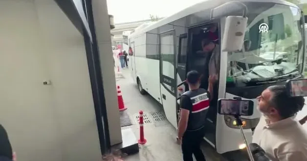 İstanbul da uyuşturucu ve fuhuş soruşturmalarında gözaltına alınan 21 şüpheli Adli Tıp ta