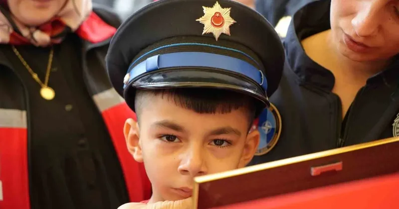 Şehidin eşi ve çocuğundan yürek yakan veda: Babaya son sarılış