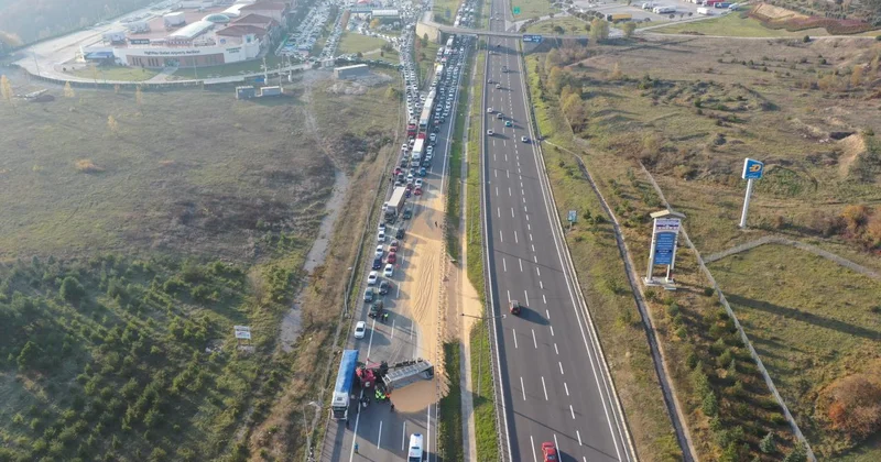 Anadolu Otoyolu nun Kocaeli kesiminde bariyere çarpan tır ulaşımı aksattı