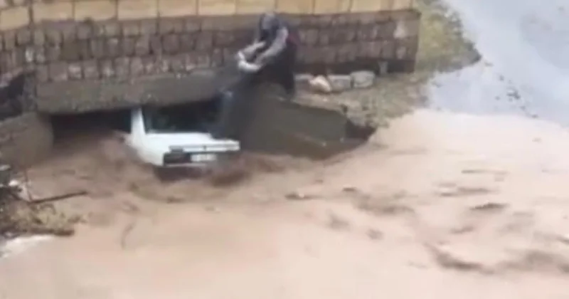 Nevşehir de sele kapılan otomobil köprüye sıkıştı