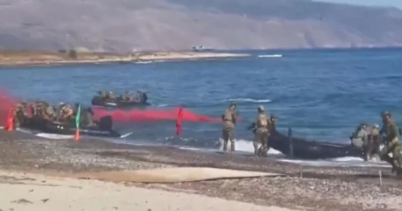 Atina nın gövde gösterisi fiyaskoyla sonuçlandı: Tatbikatta çıkarma yapan Yunan askerleri denizin dibini boyladı