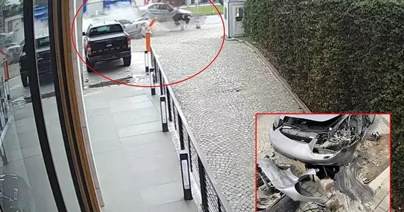 Sürücüsünün kontrolünü yitirdiği otomobil, satış firmasının aracına çarptı