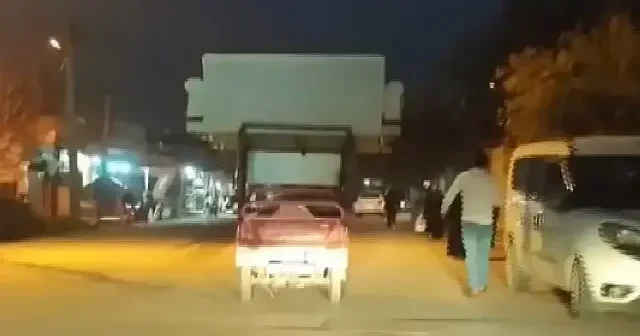 Trafiğe aldırmadan motosiklet üzerinde koltuk taşıdı VİDEO İZLE