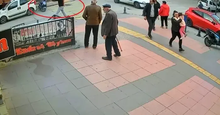 Sokak ortasında husumetlisine defalarca ateş etti