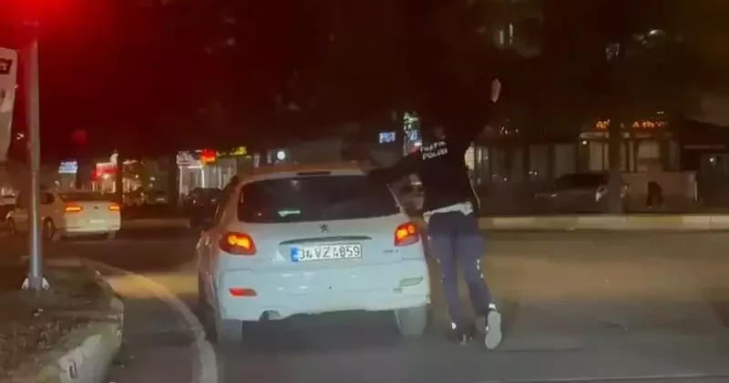 Trafik polisi, yolda kalan otomobili iterek sürücüye yardım etti
