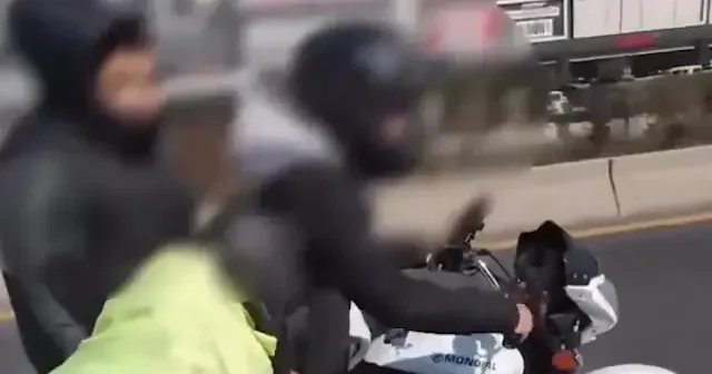 Motosikletli polisin kaçan sürücüye müdahalesi gündem oldu: Seyir halindeyken yapılan hareket sosyal medyayı ikiye böldü VİDEO İZLE