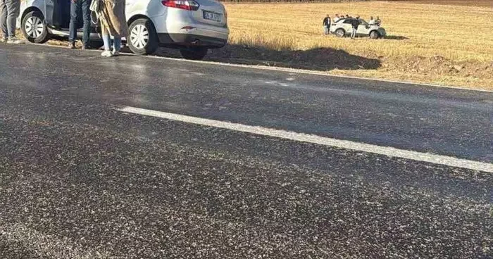 Siirt’te otomobil takla attı: Anne ve çocuğu yaralandı