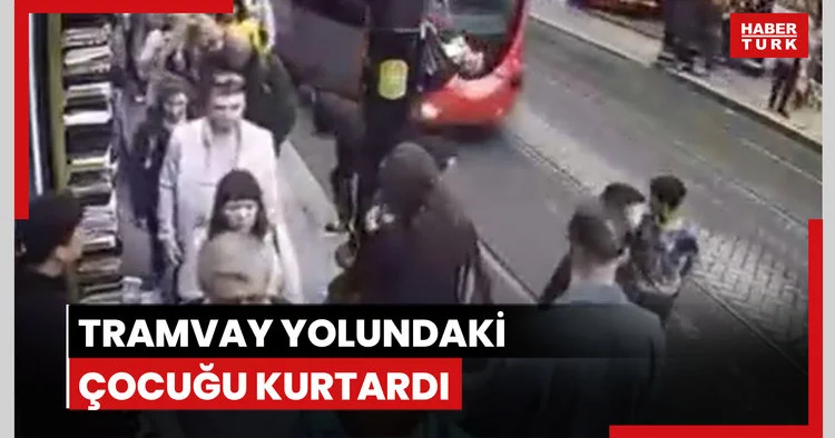 Tramvay yolundaki çocuğu olası kazadan kurtardı