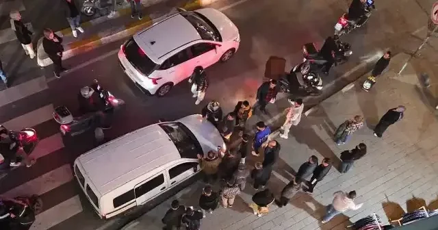 Esenyurt’ta yol verme tartışması: Kadın motorcuyu kaputunda sürükledi Gündem Haberleri