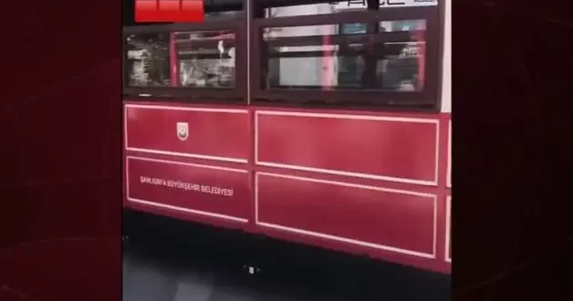 Tramvaya tırmanan çocuğa Yaşlı Amcadan Uyarı: Devletin malıdır, yapma!