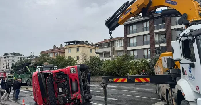 Devrilen tır nedeniyle kapanmıştı! Büyükçekmece de D 100 kara yolu Edirne istikameti trafiğe açıldı