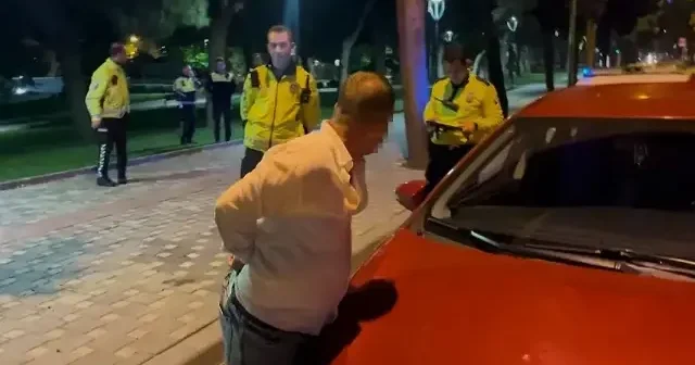 Patlak lastikle polisten kaçan sürücüye biber bazlı müdahale: Lahmacunun ve MİT savunmasını duyan ekipler şaştı kaldı VİDEO İZLE