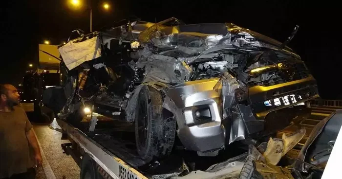 Antalya’da kamyonla çarpışan pikap hurdaya döndü: 1 yaralı