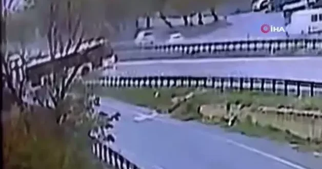 Büyükçekmece E 5’te yağmur kazası: Otobüs kayarak yoldan çıktı