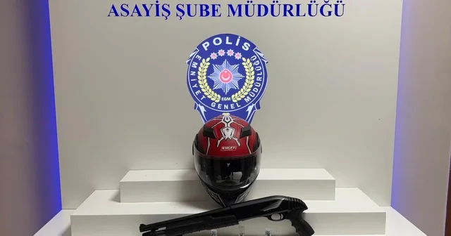 Kask takıp iş yerindekilere tüfekle ateş açtı: 2 yaralı Sakarya Haberleri
