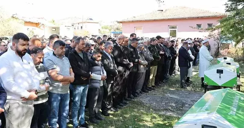 Amasya daki kazada ölen 3 kardeş ile enişteleri toprağa verildi