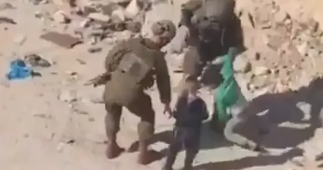 İşgalci İsrail askerleri çocukları yerde sürükledi VİDEO İZLE