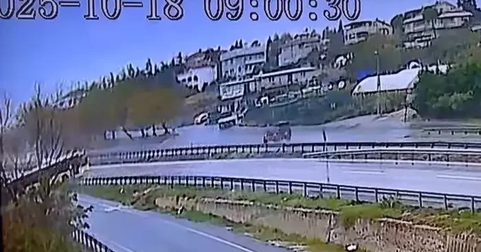 E 5 te korkunç kaza! İETT otobüsü yoldan çıkıp kaza yaptı