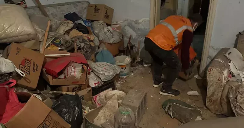 Zihinsel engelli kadın, çöp evde 1 ay önce ölen annesinin cesediyle yaşamış