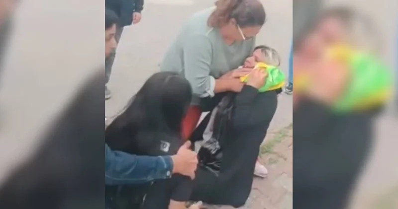 Bir erkek birlikte yaşadığı kadını sokak ortasında bıçakladı