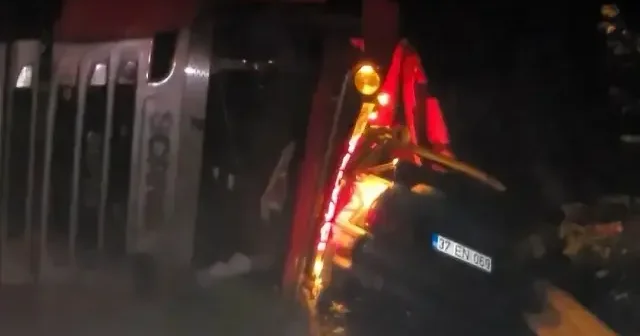 Kastamonu da tır otomobilin üzerine yan yattı VİDEO İZLE