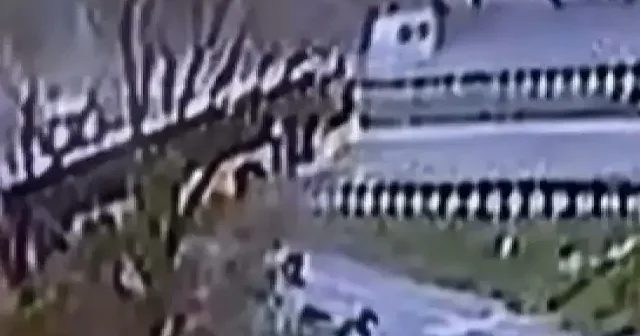 E 5 te korku dolu anlar: İETT otobüsü kayarak yoldan çıktı VİDEO İZLE