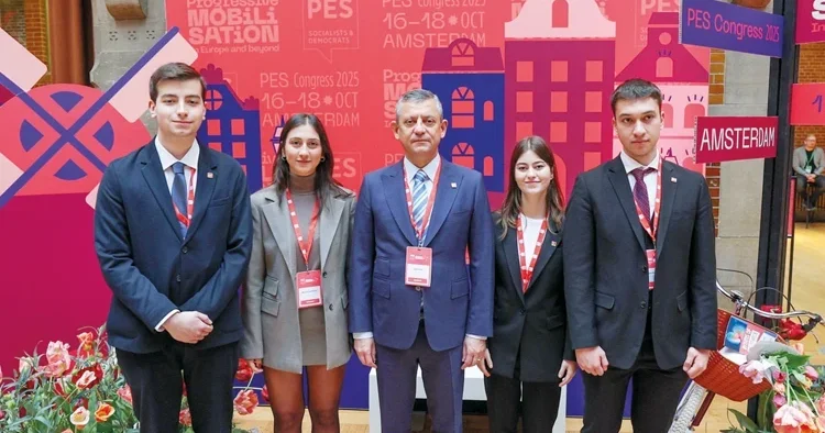 Özel’den Hollanda’da gençlik mesajları: Geleceğin yöneticileri